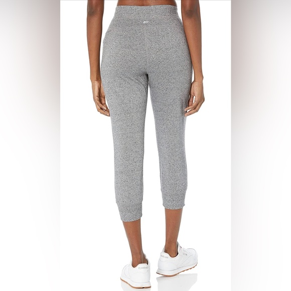 NWT Amazon Essentials Women's Relaxed-Fit Studio Terry Capri Jogger Pant - Picture 2 of 3